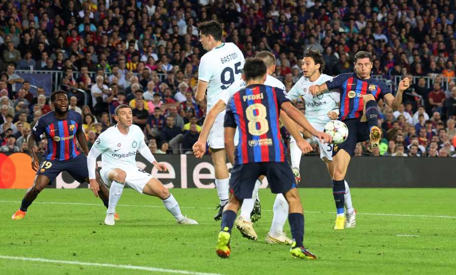 Дубль Левандовски оставил «Барсе» надежду на выход в плей-офф Лиги чемпионов. Фото: Reuters