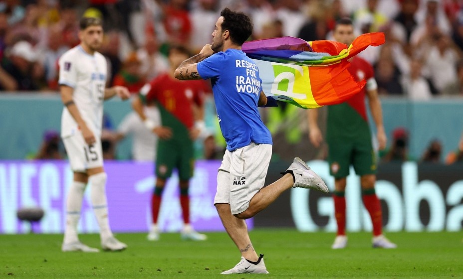 Болельщик попытался испортить праздник футбола в Катаре. Фото: Reuters