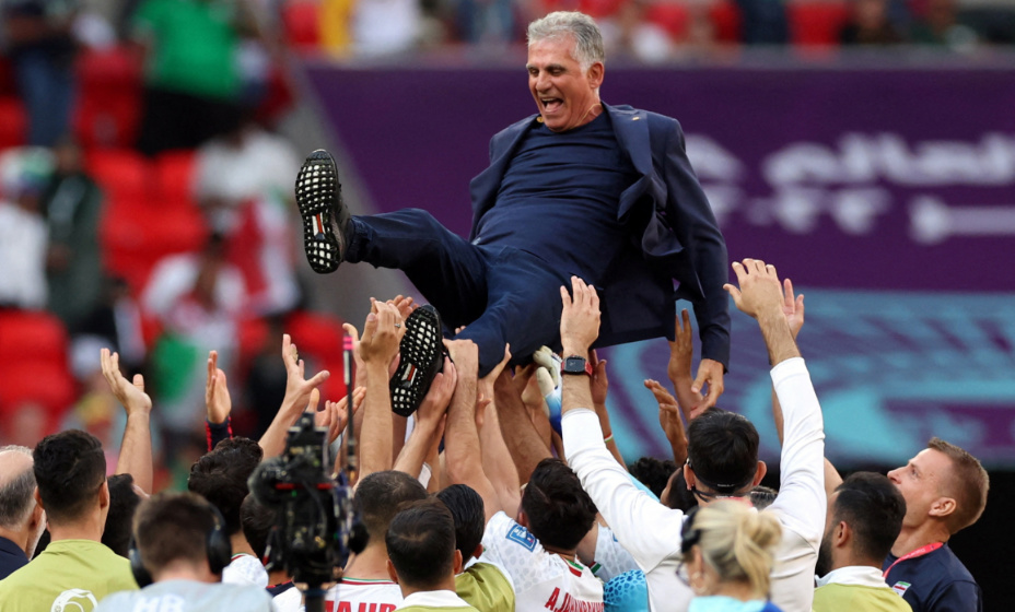 После победы над Уэльсом Карлуша Кейруша носили на руках. Фото: REUTERS