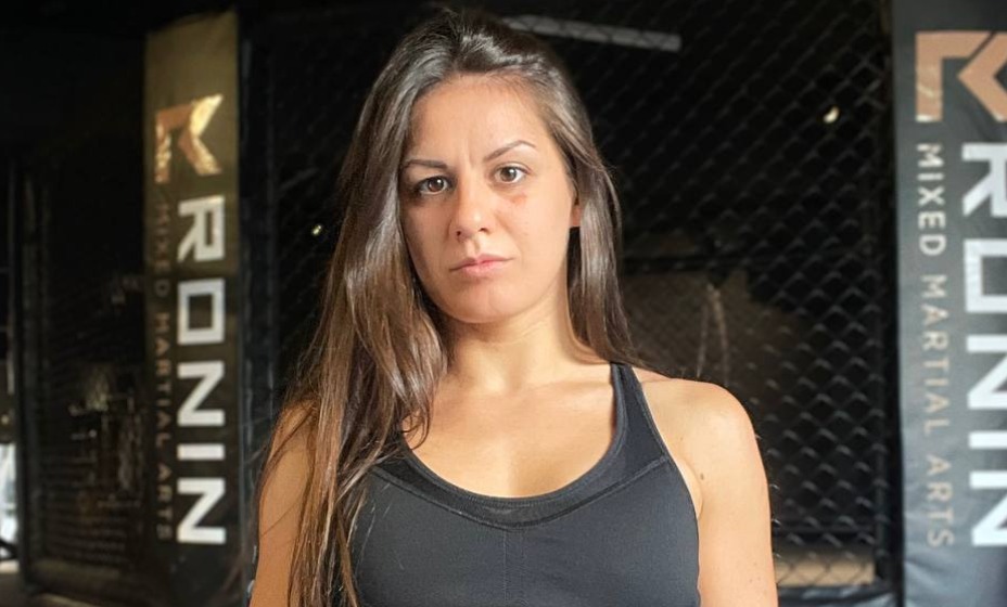 Румынка продает интим фото, чтобы заработать на контракт с UFC.
Фото: Личная страница Элис Арделеан в соцсетях