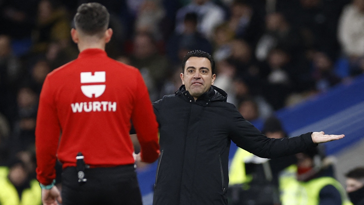 Хави спорит с судьями в матче 