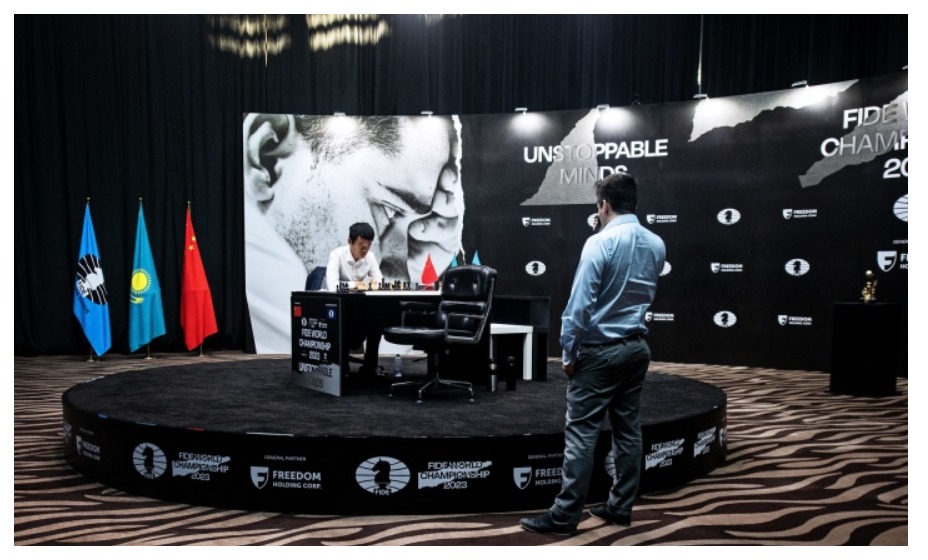 Бурный ход чемпионского матча сменился ничейными партиями. Фото: FIDE