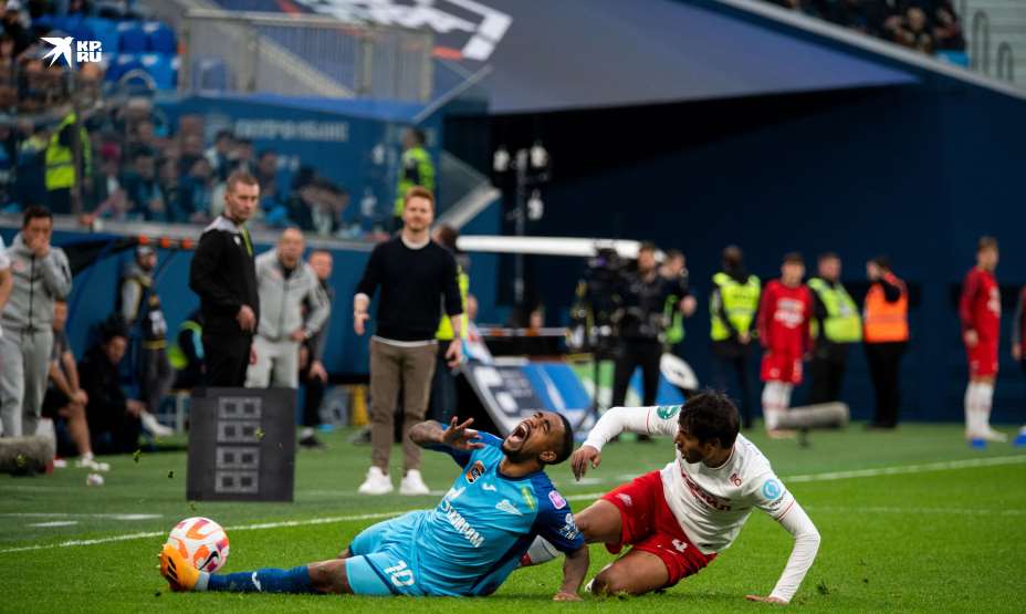 За это нарушение против зенитовца Малкома спартаковцу Дуарте была показана красная карточка. Фото: Юлия Пыхалова