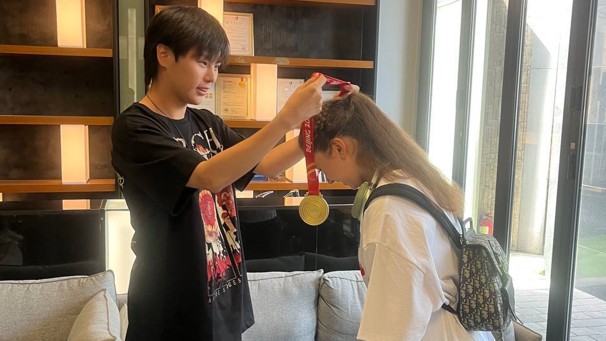 Камила Валиева получила золотую медаль от фаната в Корее. Фото: фан-группа фигуристки Камилы Валиевой.