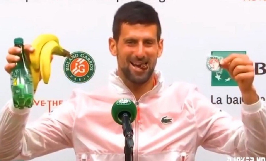 Новак Джокович теперь будет счастлив. Фото: Скриншот трансляции пресс-конференции «Ролан Гаррос»