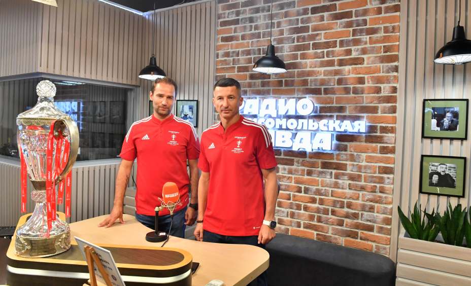 Роман Широков и Евгений Алдонин на двоих выиграли шесть Кубков России. А на радио КП привезли один. Фото: Иван Макеев