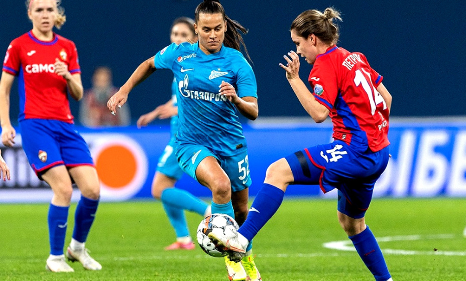 В женском футболе противостояние 