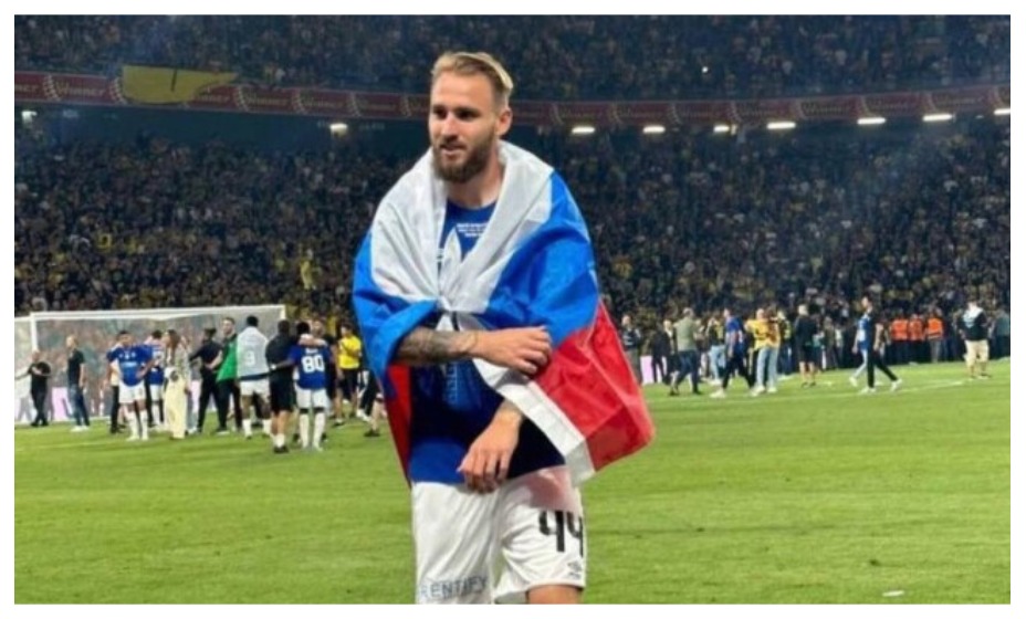 Бородин завернулся в флаг России после победы в Кубке. Фото: Соцсети