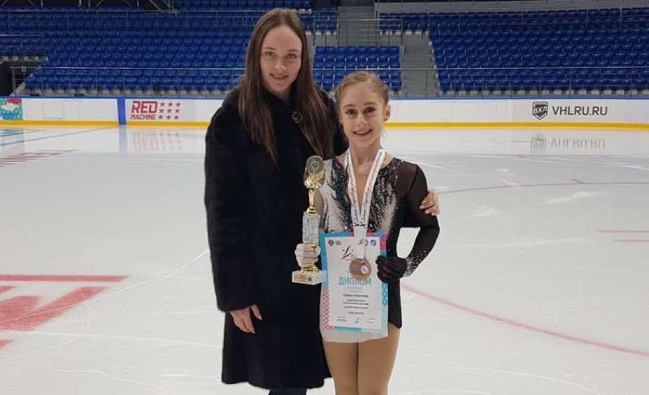 Алина Горбачева со своим тренером Софьей Федченко. Фото: соцсети