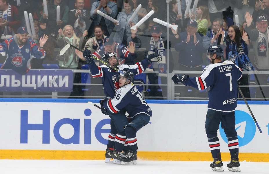 Партнеры по «Торпедо» поздравляют 17-летнего Никиту Артамонова с первым голом в КХЛ. Фото: Соцсети ХК «Торпедо»