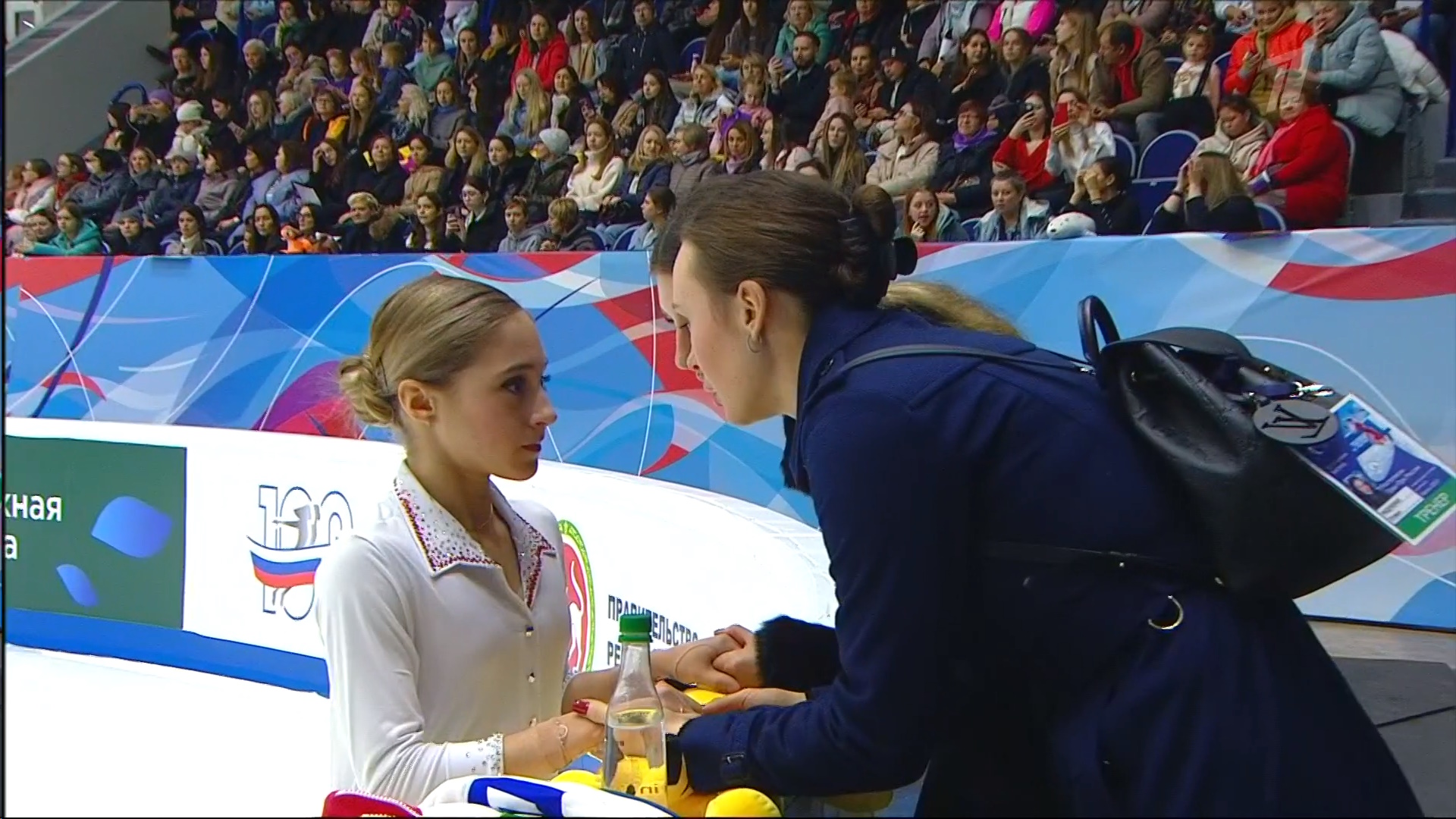 Алина Горбачева с тренерами перед прокатом на льду в Казани. Фото: стоп-кадр прямого эфира 