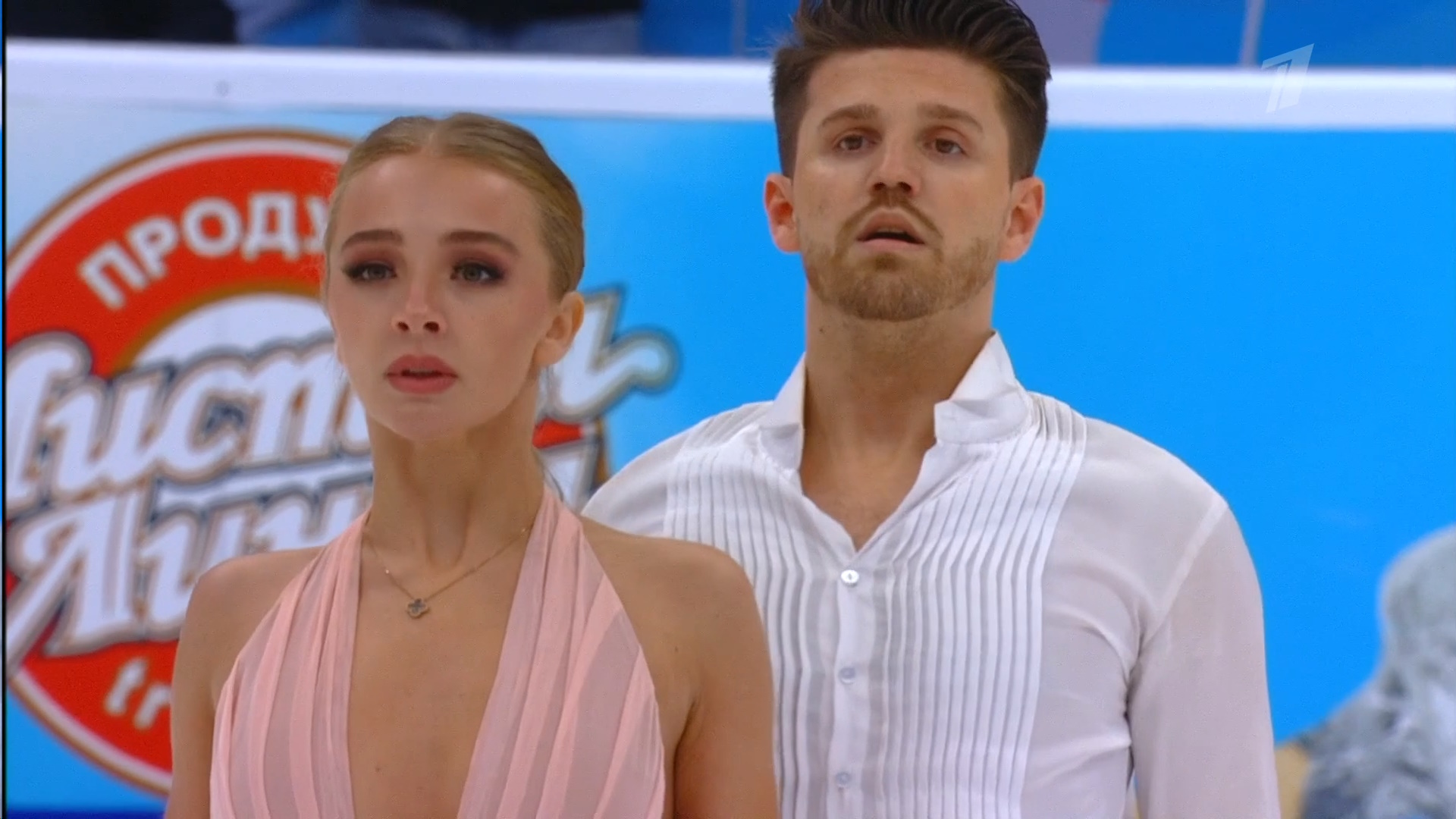 Александра Степанова и Иван Букин на старте произвольной программы на Гран-При России в Москве. Фото: стоп-кадр прямого эфира 