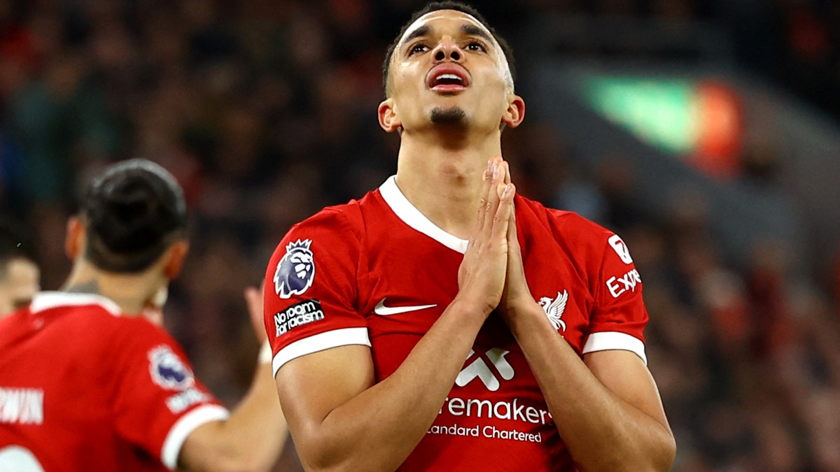 Трент Александер-Арнольд после удара по воротам 