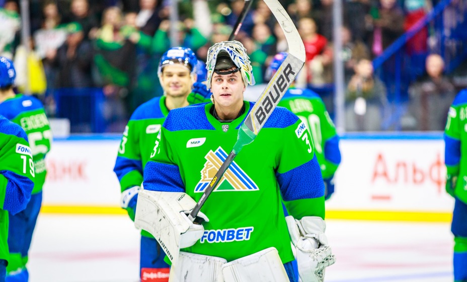 Александр Самонов подружился с сухарями. Фото: ХК 