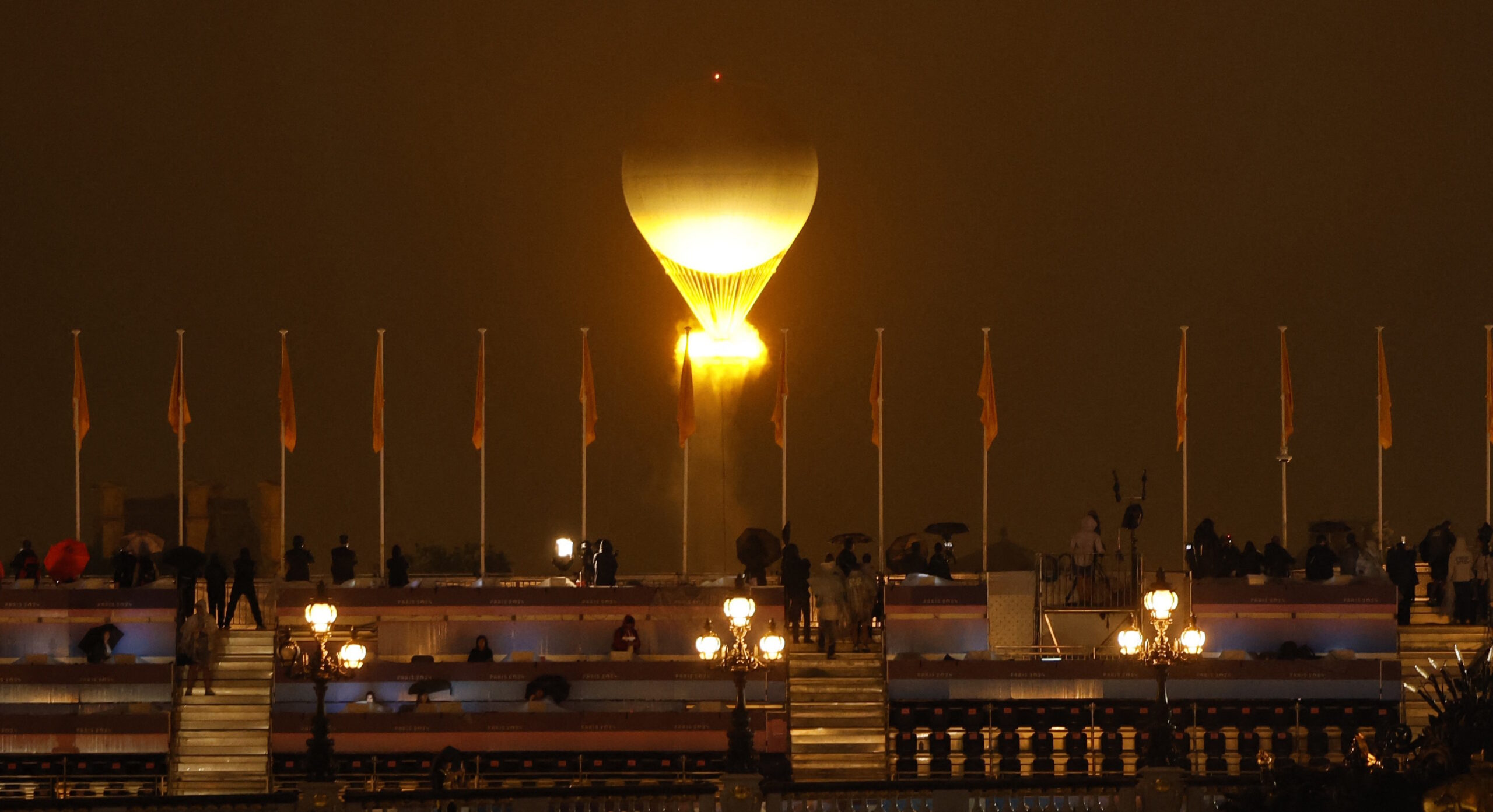Шар Монгольфье - это олимпийский факел Парижа-2024. Фото: REUTERS