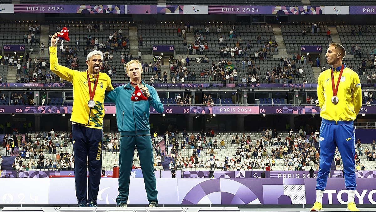 Евгений Торсунов выиграл Паралимпиаду (в центре). Украинец встал поодаль. Фото: REUTERS