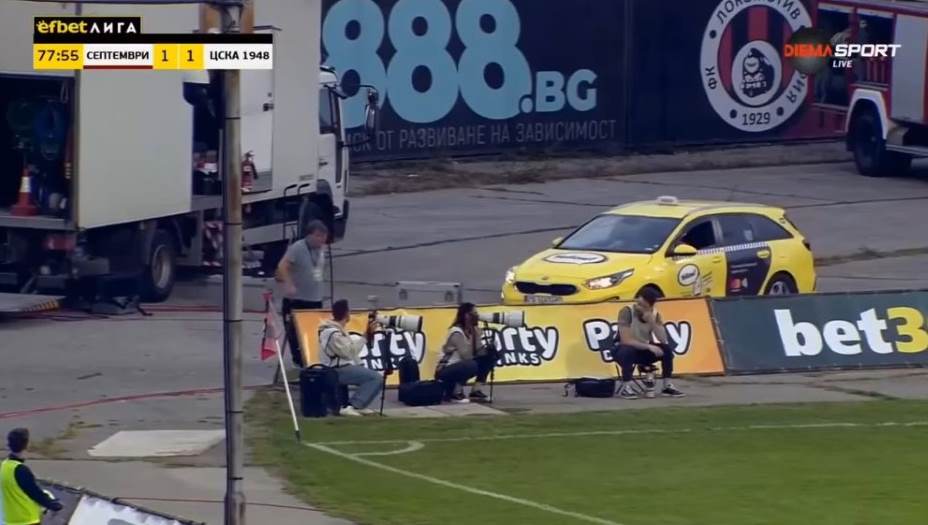 Таксист заблудился и приехал на стадион. Фото: Скриншот трансляции матча «Септември» - «ЦСКА 1948»