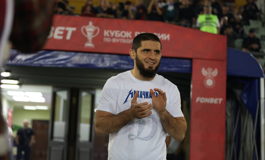 Газизов заявил, что «Динамо» будет поддерживать Махачева в бою с Царукяном. Фото: ФК «Динамо» Махачкала