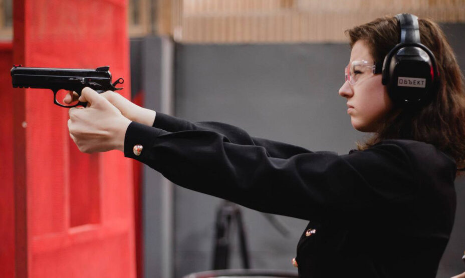 Валиева позирует с пистолетом, фото снимок экрана
