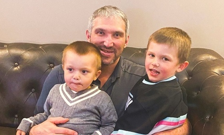 Появилась фотография Макдэвида с сыновьями Овечкина. Фото: соцсети Александра Овечкина