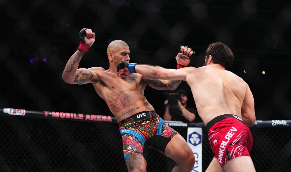 Магомед Анкалаев единогласным решением судей победил Алекса Перейру. Фото: Соцсети UFC