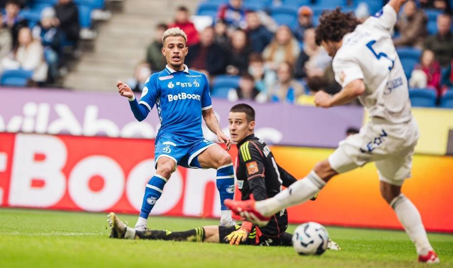 Динамовец Бителло отправляет мяч в ворота «Оренбурга». Фото: Соцсети ФК «Динамо»