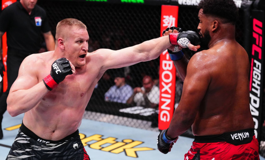 Россиянин Павлович единогласным решением судей победил Кортеса-Акосту. Фото: UFC Russia