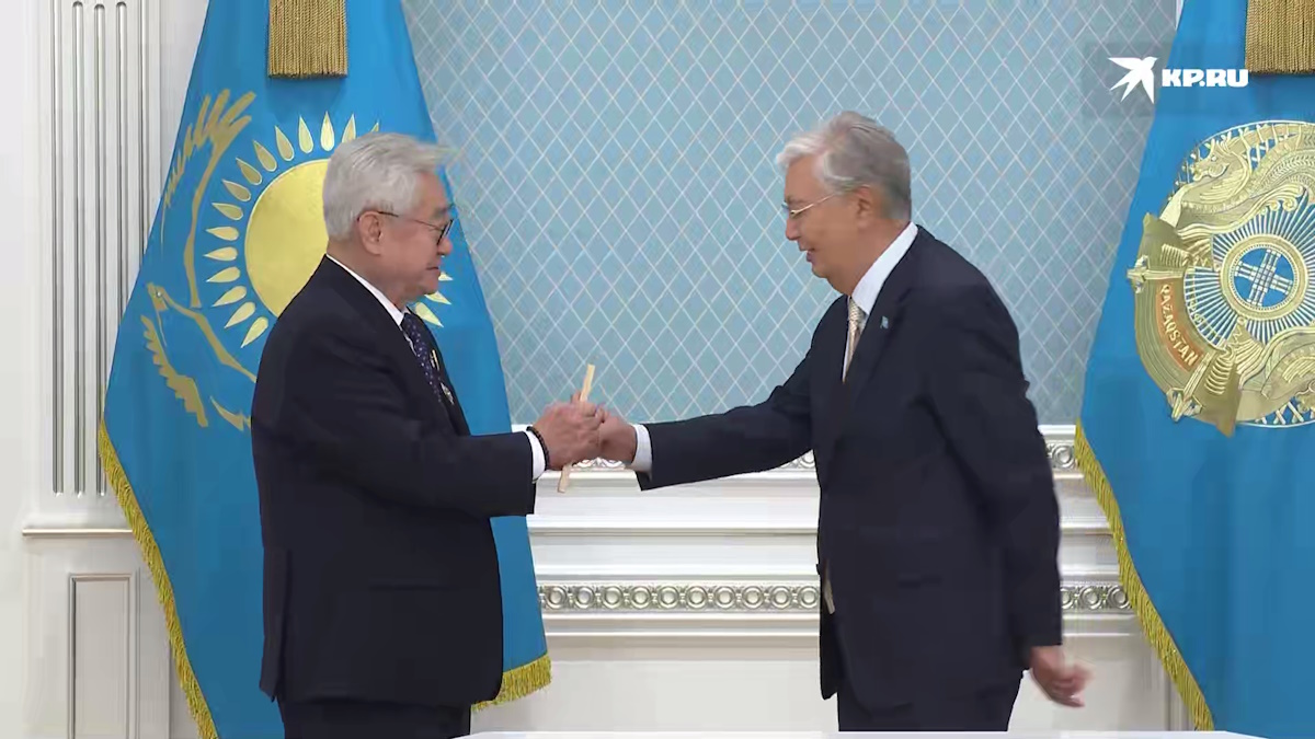 Президент Казахстана Токаев разбил доску кулаком. Фото: стоп-кадр видео