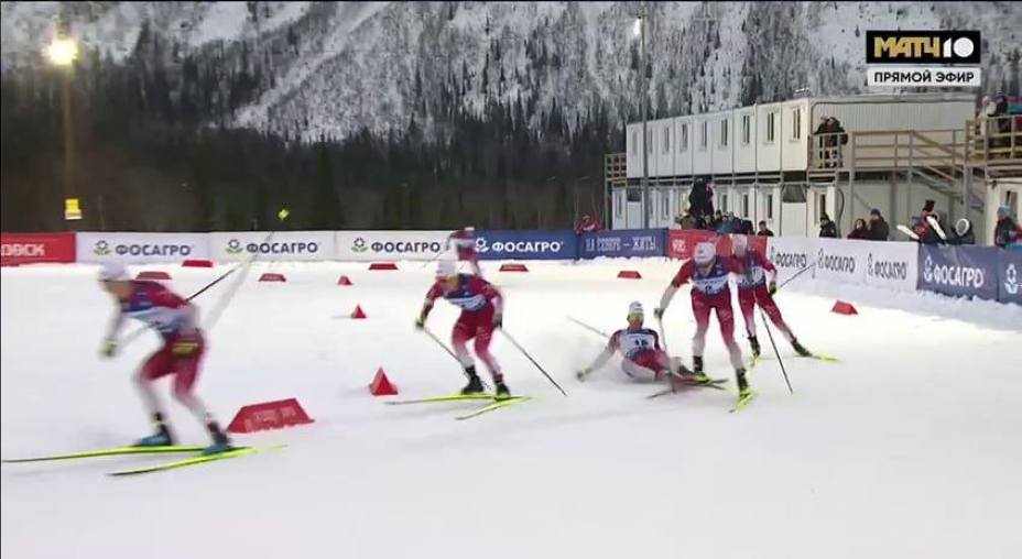 Александр Большунов столкнулся с Александром Бакуровым во время спринтерской гонки на Кубке России 2025, а потом отомстил сопернику. Фото: Скриншот Матч ТВ