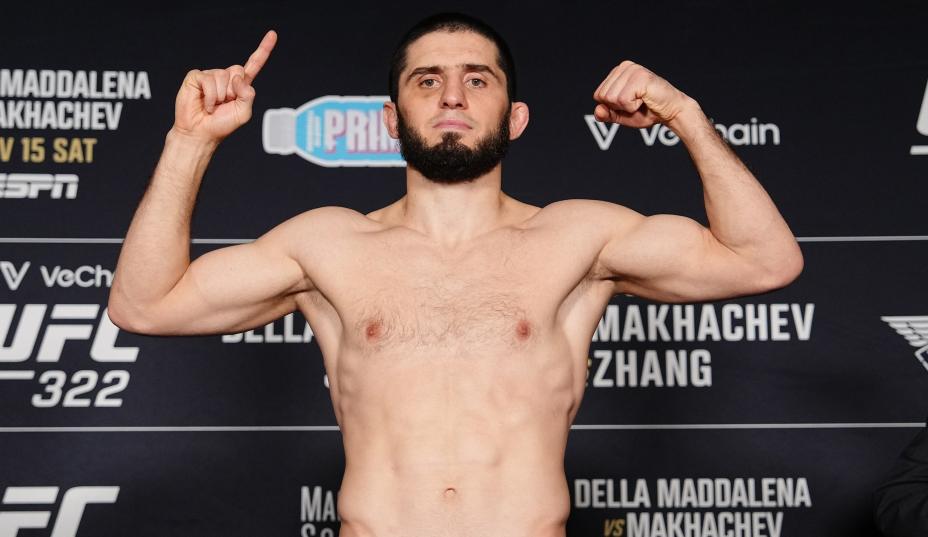 Ислам Махачев стал двойным чемпионом UFC. Фото: UFC