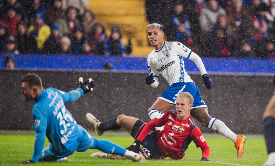 напряженный футбольный матч крупным планом