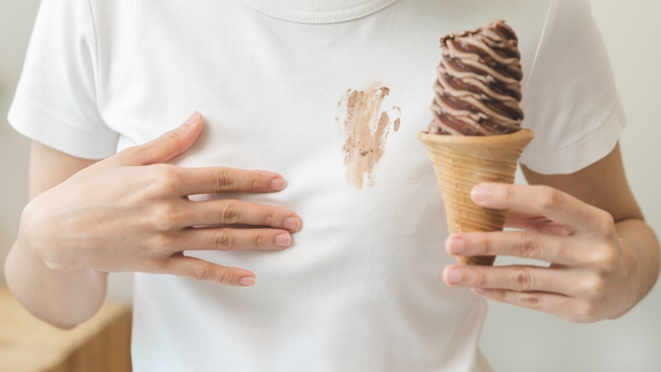 Как вывести пятна с одежды в домашних условиях: 14 самых эффективных способов удалить старые жирные, желтые, белые пятна, отстирать пятна масла, крови, пота с одежды Как вывести пятна с одежды в домашних условиях: 14 самых эффективных способов удалить старые жирные, желтые, белые пятна, отстирать пятна масла, крови, пота с одежды