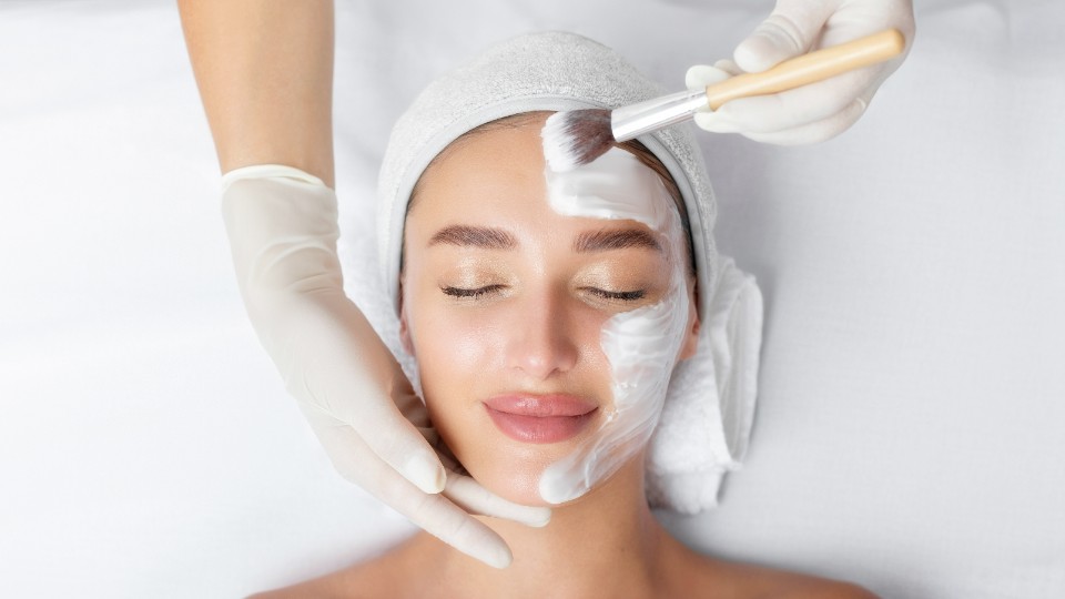 Миндальный пилинг лица в 2025 году