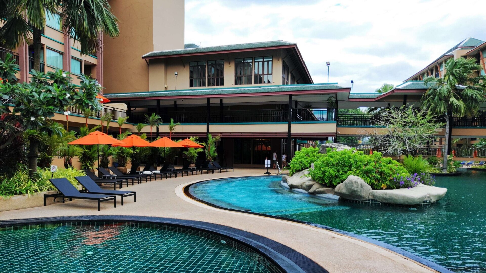 Территория отеля Novotel Phuket Vintage Park Resort.