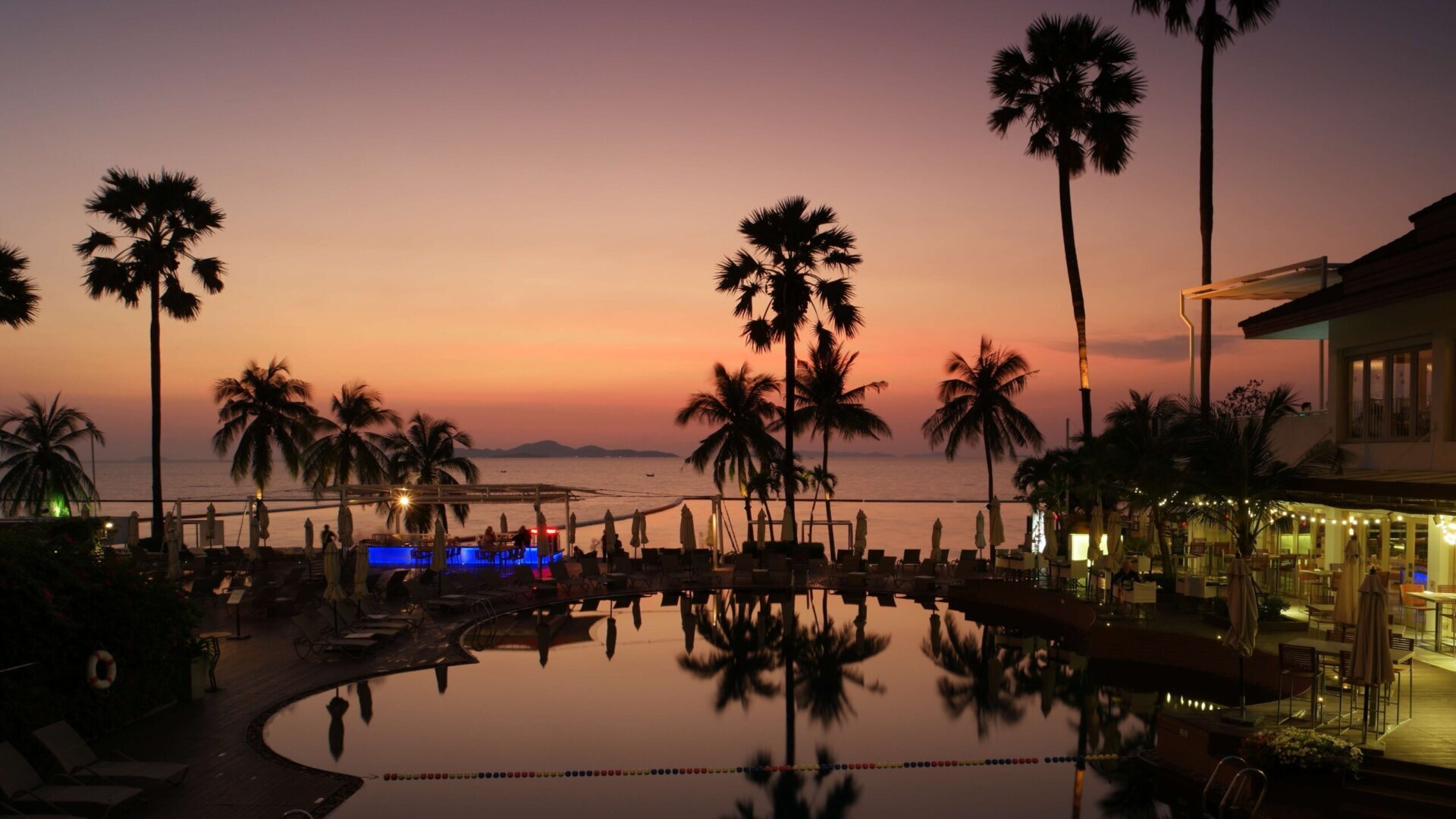 Закат у бассейна отеля Pullman Pattaya.