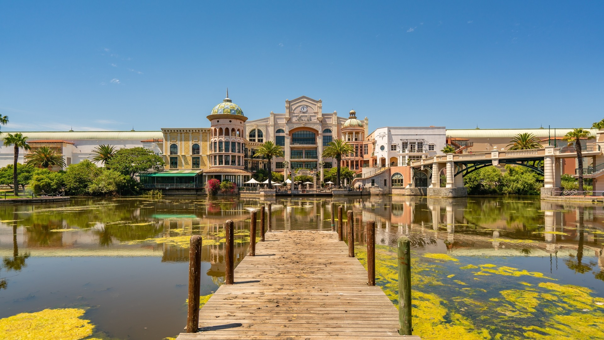 Вид на торговый центр Canal Walk и залив Half Moon Bay в солнечный день.