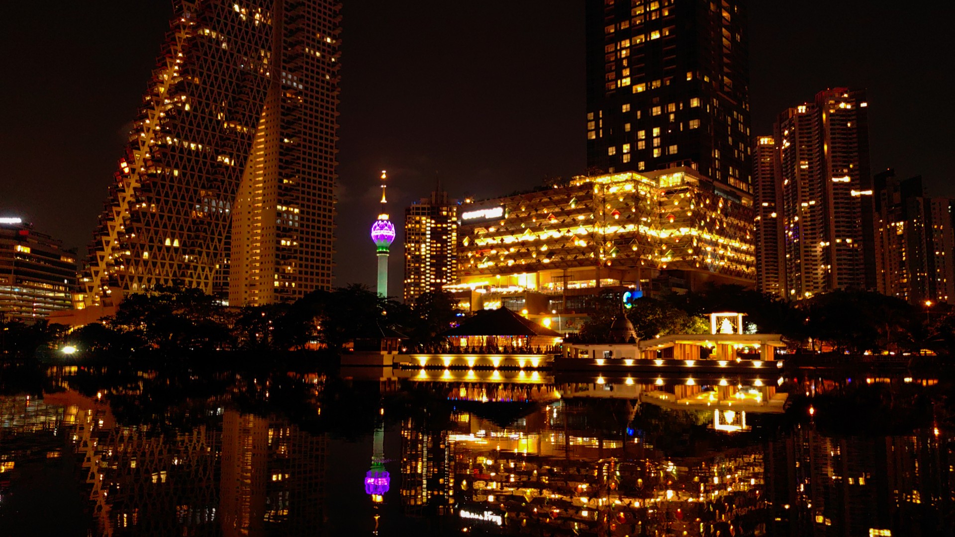 Ночной вид на озеро Бейра в Коломбо.