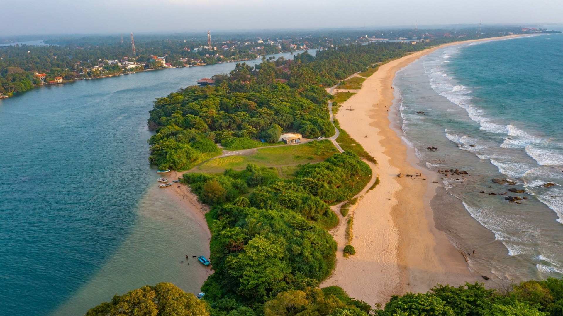 Вид с воздуха на пляж Бентота.