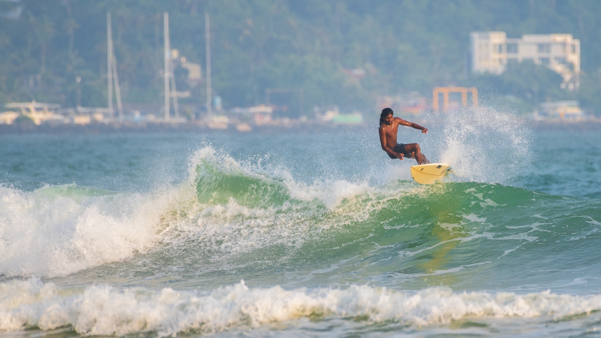 Серфер над волной, Велигама.