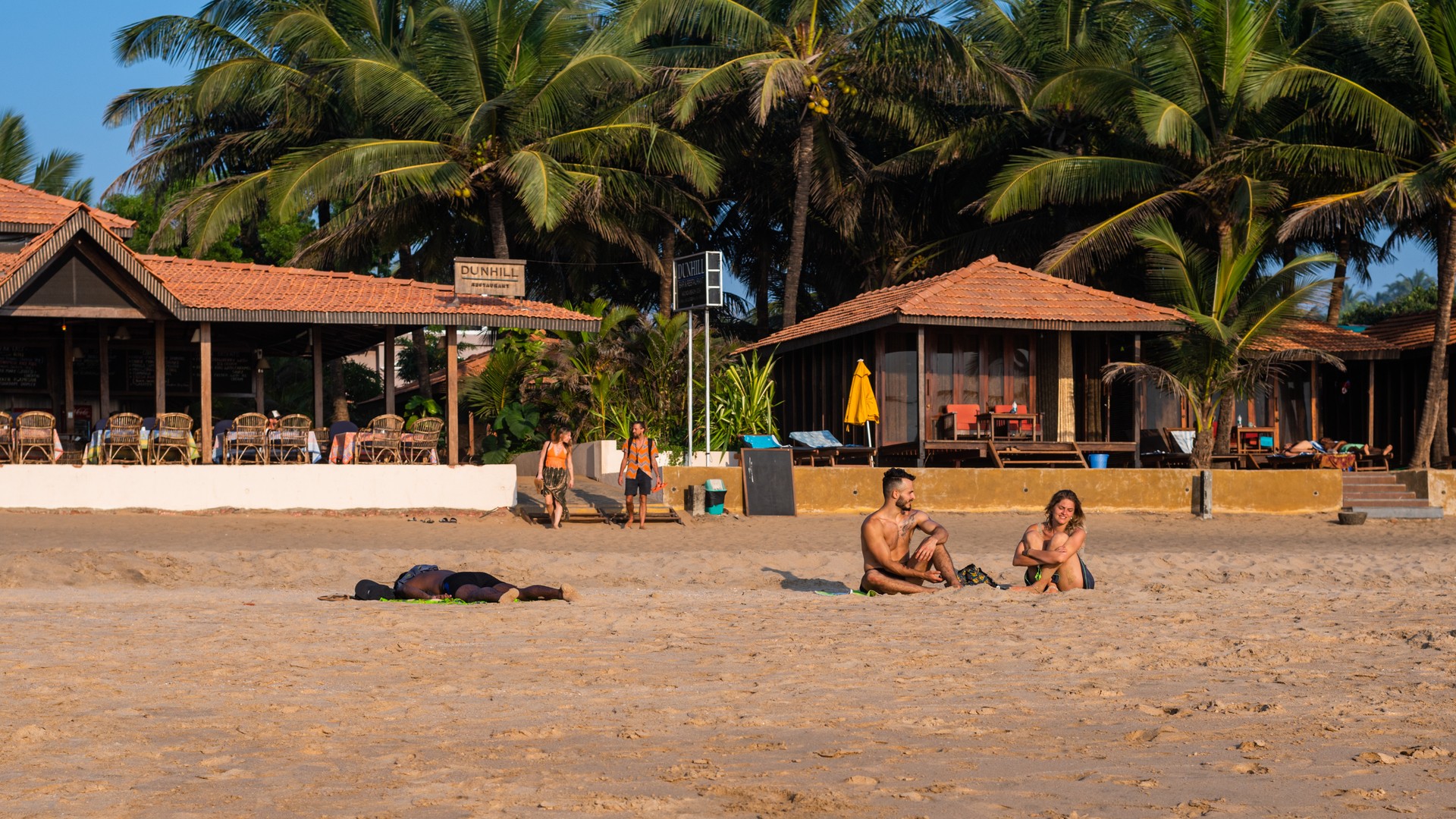 Туристы наслаждаются отдыхом на пляже Агонда в Гоа.
