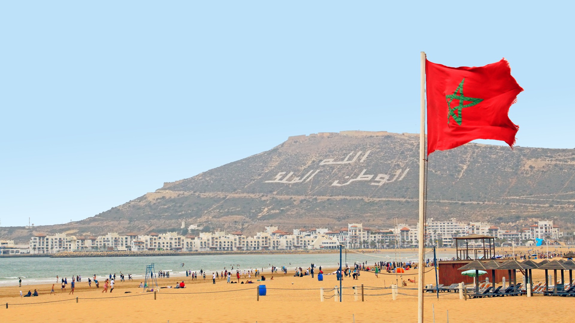Прекрасный пляж в Агадире с флагом Марокко.