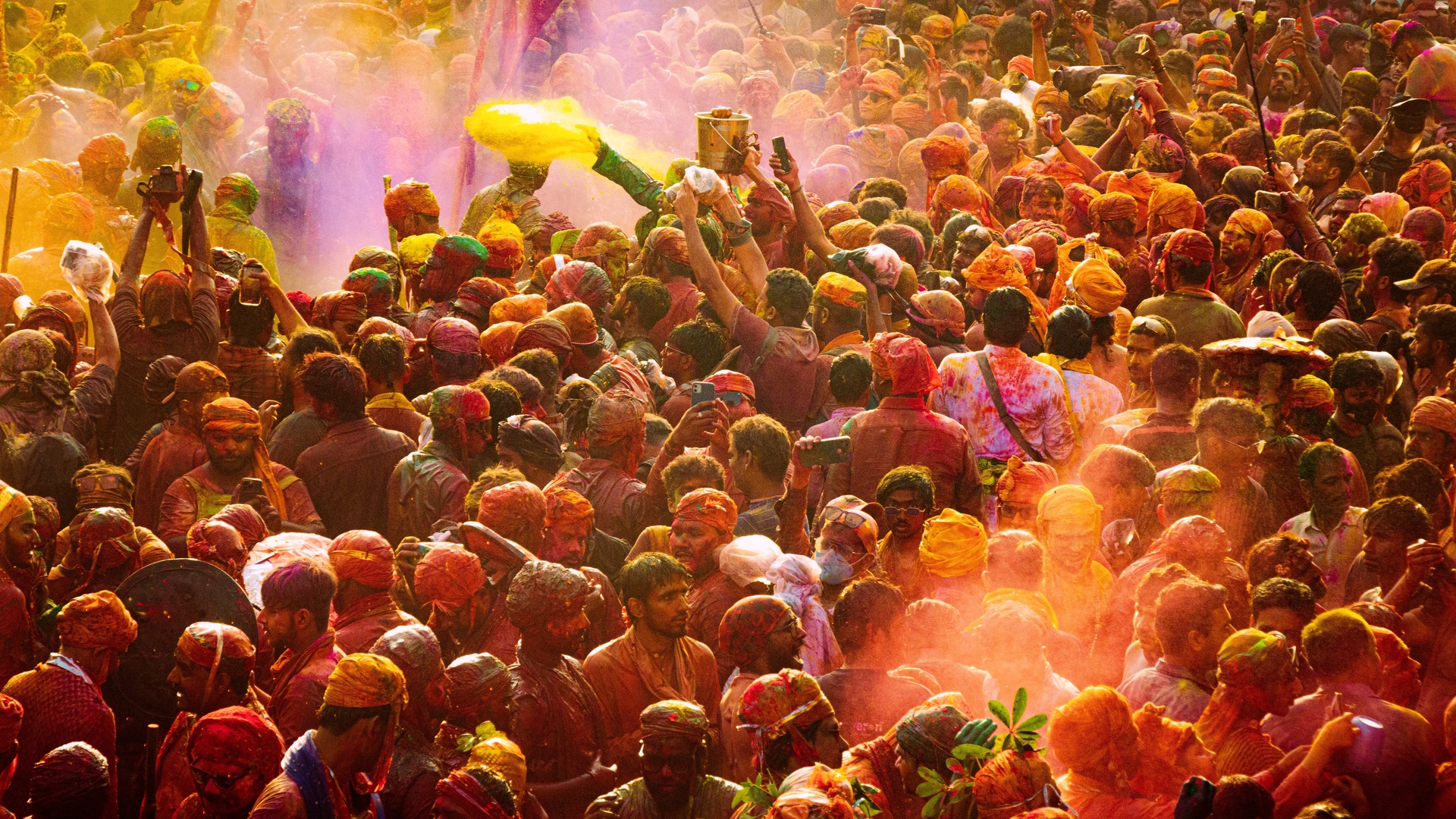 Люди празднуют фестиваль Холи, Нандгаон, Индия.
