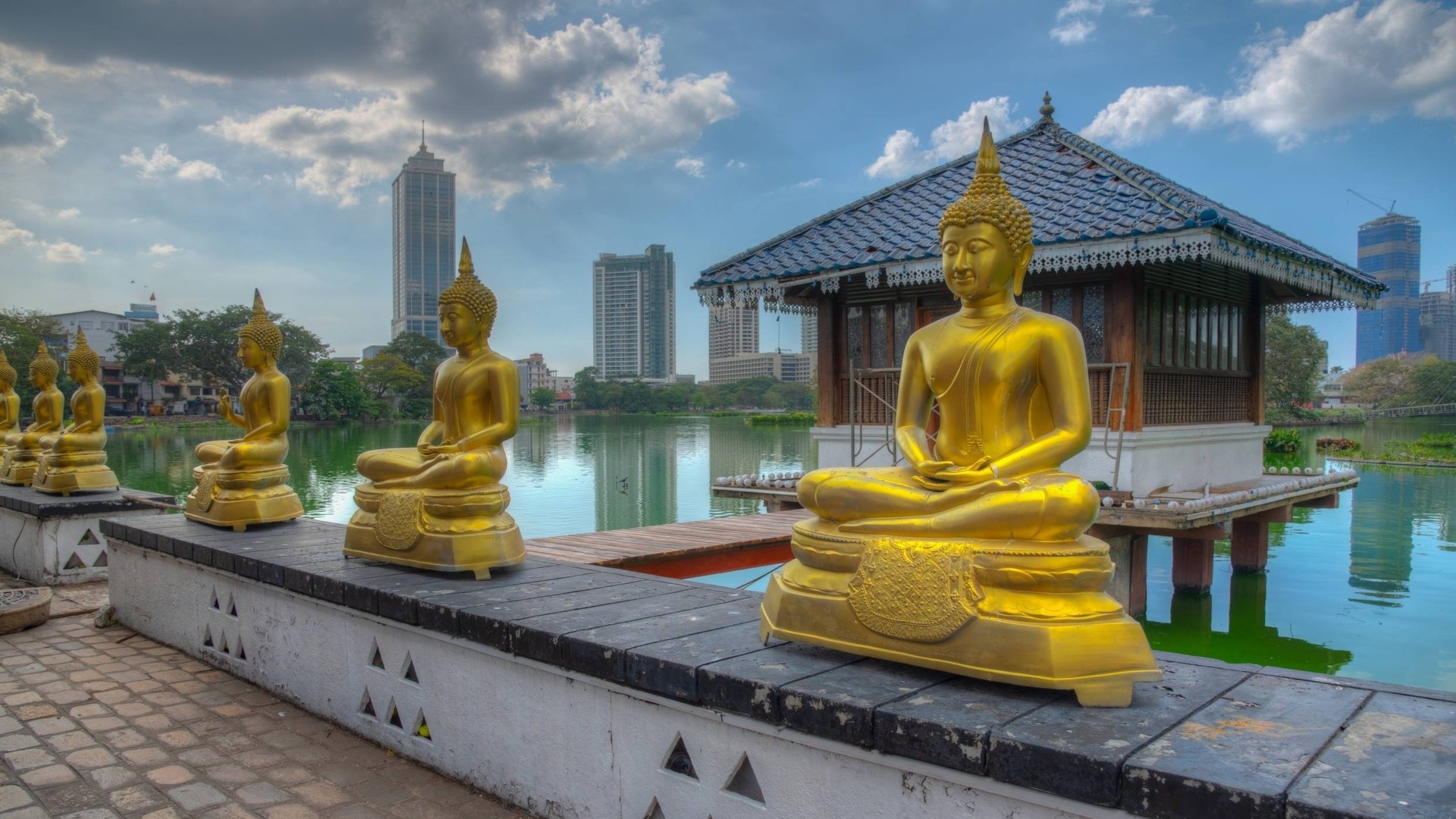 Золотые статуи Будды в буддийском храме Гангарамайя, Коломбо.