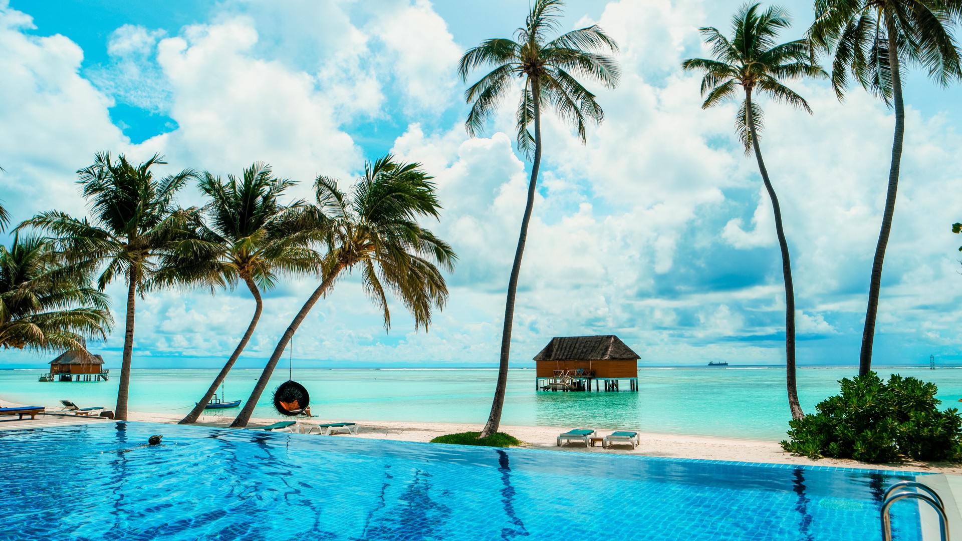 Роскошные водные бунгало и пляж на острове Миру.