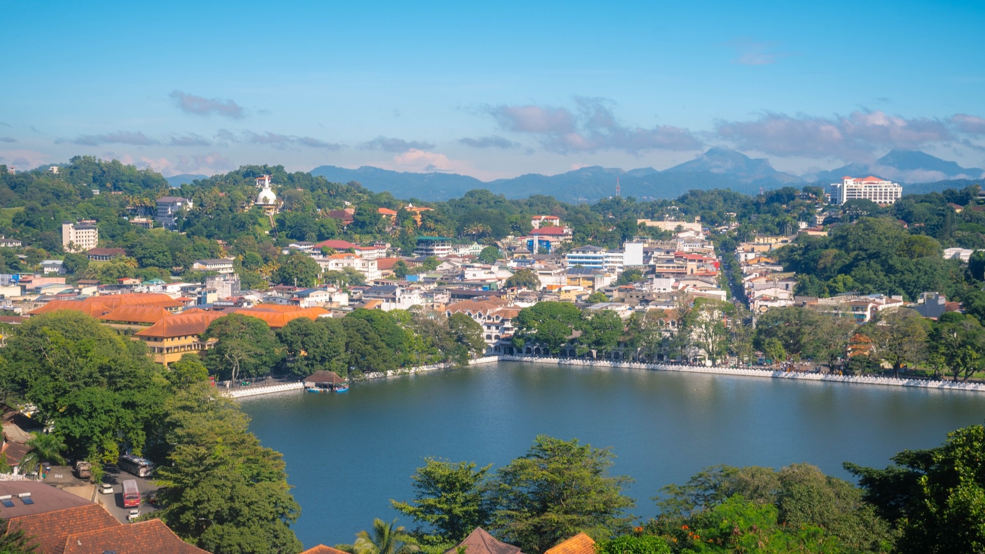 Вид на озеро Канди и город Канди.