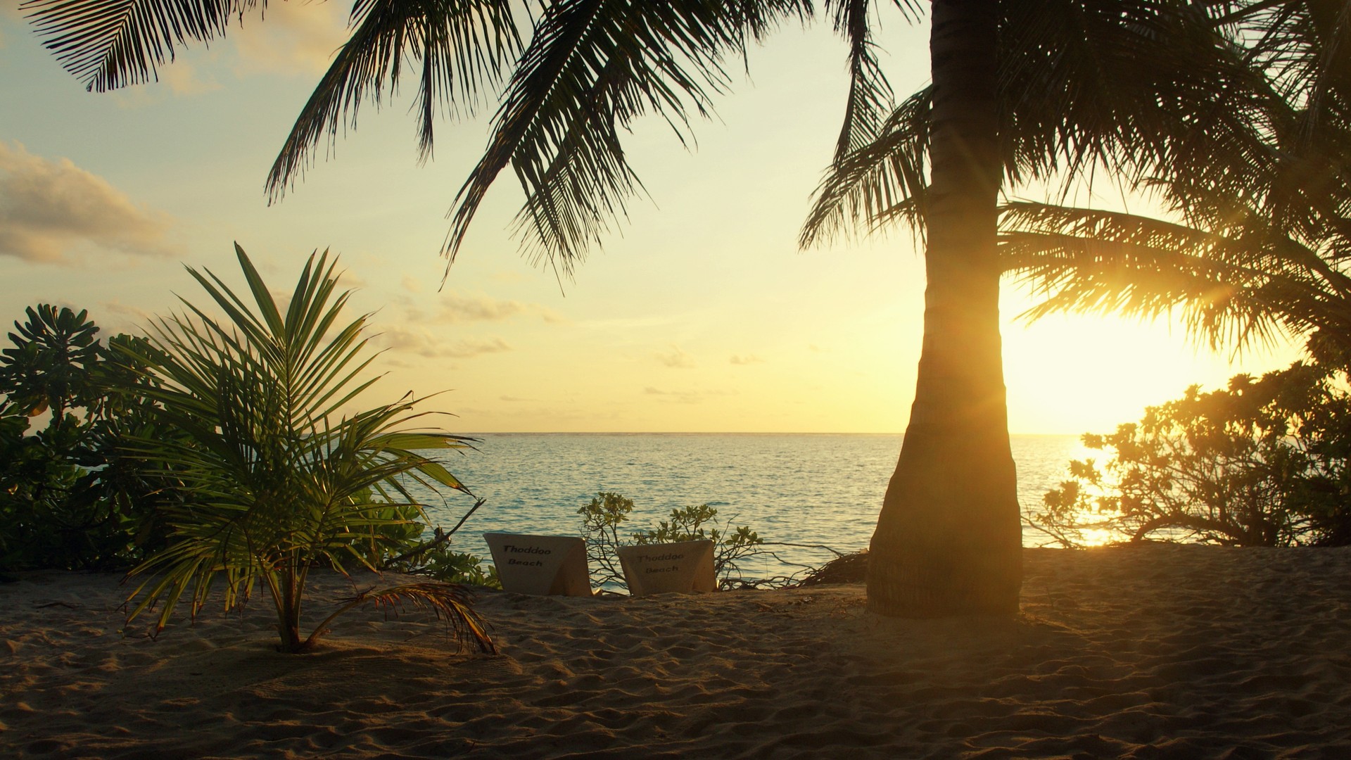Красивый закат на Сансет-Бич на Тодду, Мальдивы.