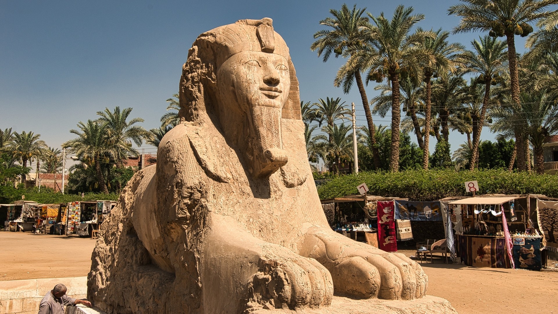 Улыбающийся сфинкс в музее под открытым небом в Мемфисе.