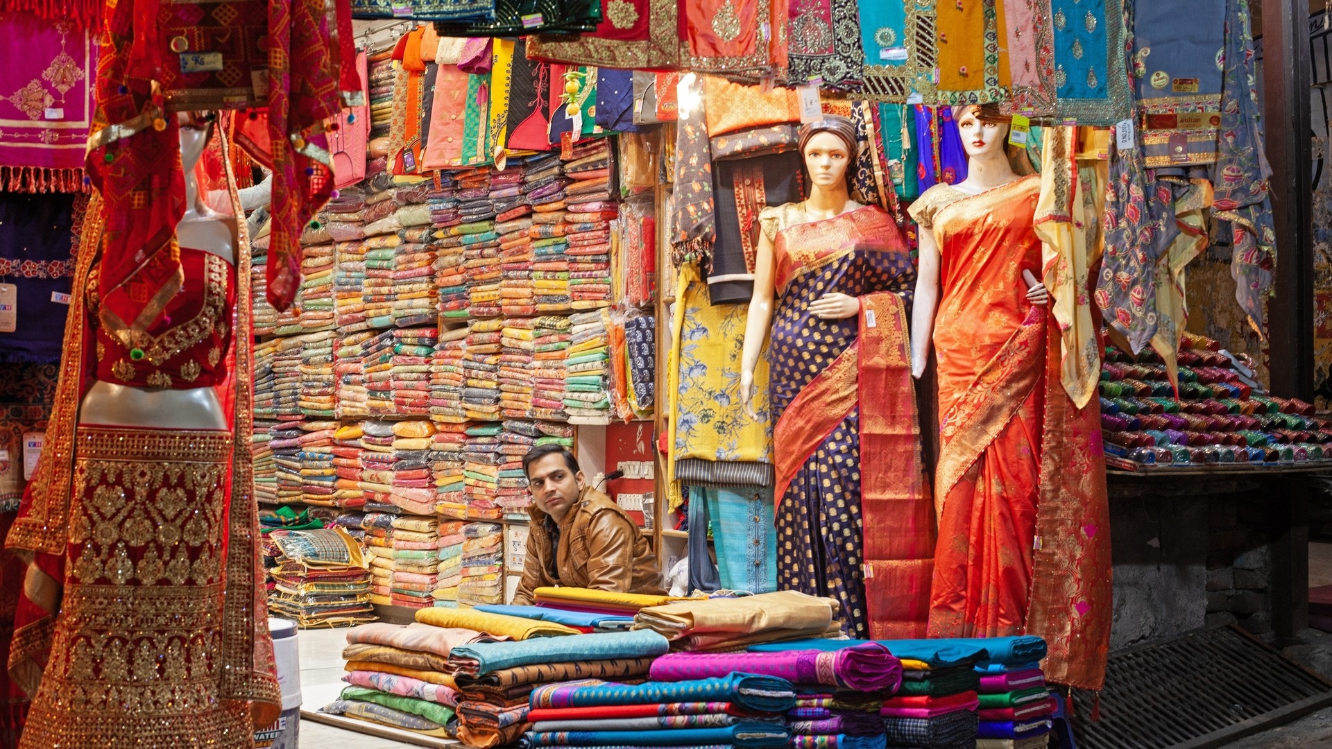 Торговцы, продающие традиционное сари и ткань в Харидваре.