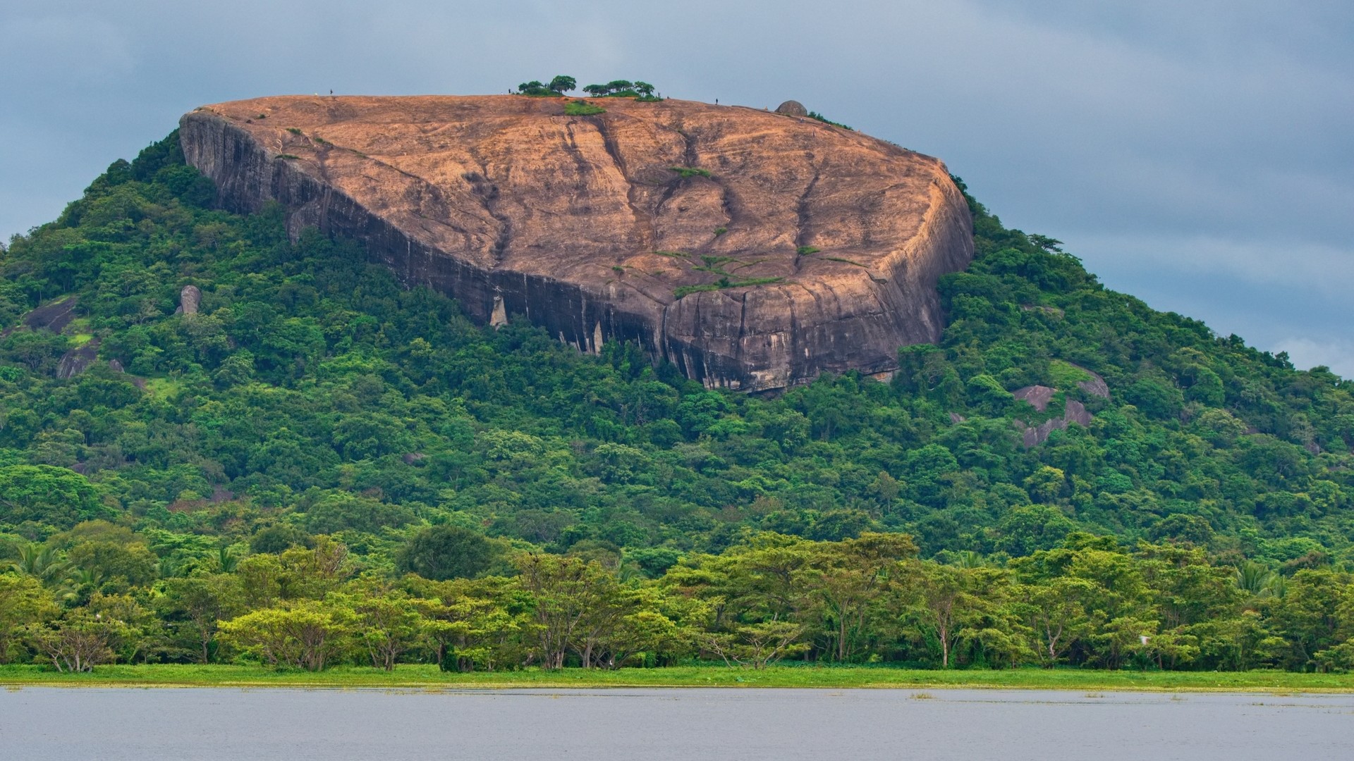 Скала Пидурангала, вид с озера Талькоте, Шри-Ланка.