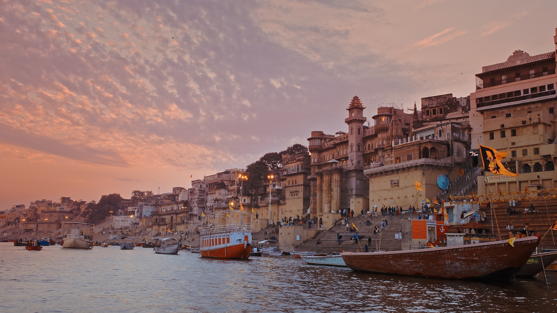 Городской пейзаж Варанаси в вечерних огнях.
